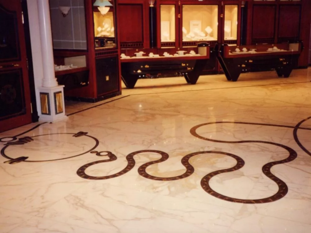 Al Mansour Jewellers, Deira, Dubai (1997). Design and Main Contractor Al Diwan Decor. Materials used: Bianco Sivec, Statuario, Giallo Sienna (660m2)